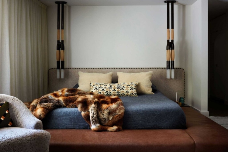 Spavaća soba u stilu sedamdesetih sa animal print ćebetom